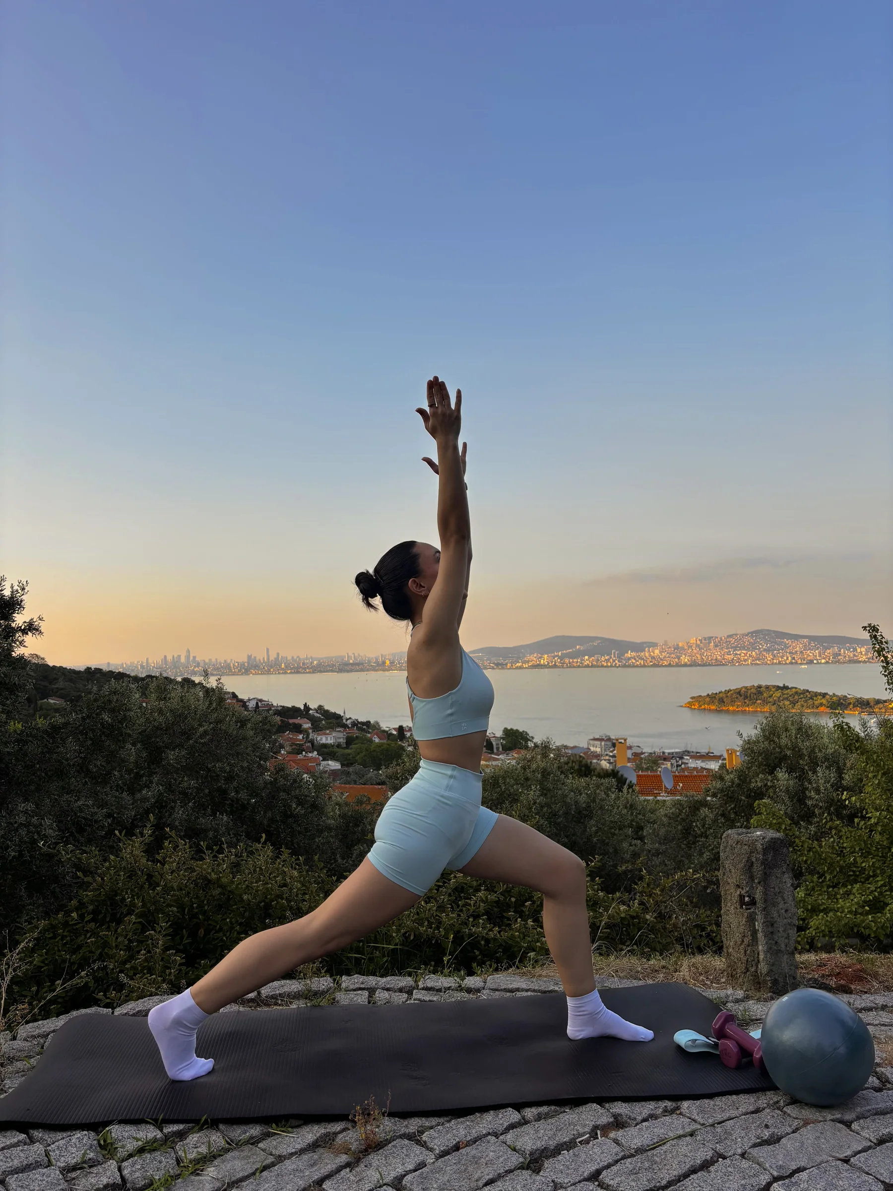 İlayda Ece açık havada Pilates yaparken